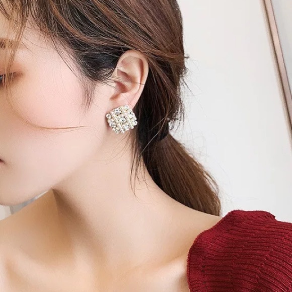 🌟 Gold Elegant Square Pearl Crystals Stud Earrings - Picture 4 of 8